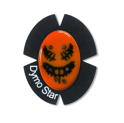 Orange farbig ovaler Titan Knieschleifer mit einem schwarzen Venom Gesicht. Das Klettpad besteht aus Wildleder mit einem DymoStar Schriftzug in weiß.