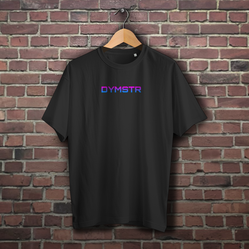 Schwarzes Obersize T-Shirt für Motorradfahrer mit bunten Firmenlogo „DYMSTR / DymoStar“ auf der Vorderseite und dem „the Purge“ Nailface Logo in bunt auf der Rückseite.