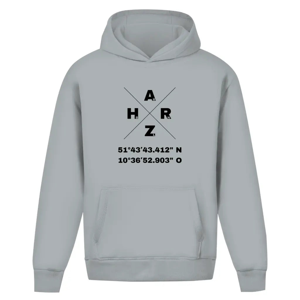 Hellgrauer Oversize Hoodie ohne Kordel mit den Koordinaten des Memory Hotels in Braunlage im Harz.