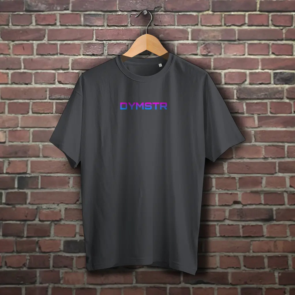 Graues Obersize T-Shirt für Motorradfahrer mit bunten Firmenlogo „DYMSTR / DymoStar“ auf der Vorderseite und dem „the Purge“ Nailface Logo in bunt auf der Rückseite.