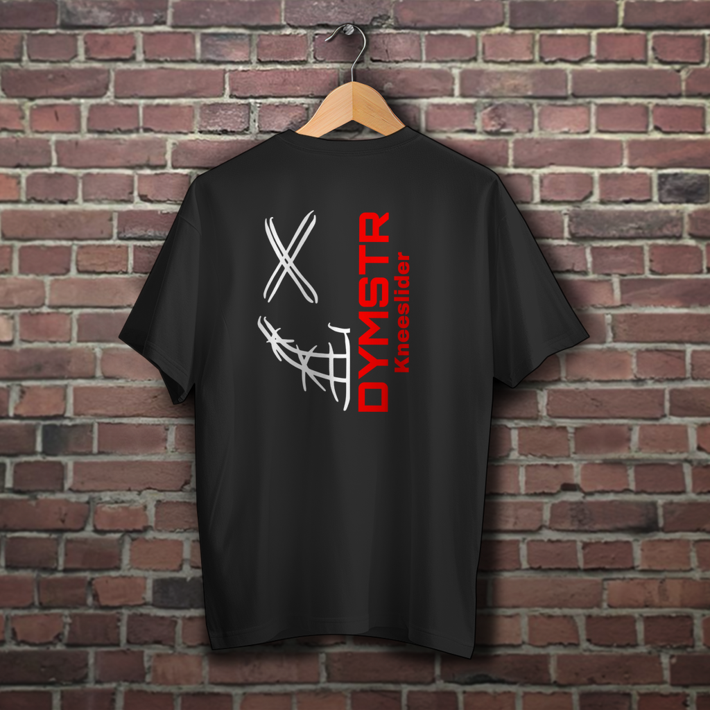 Schwarzes Obersize T-Shirt für Motorradfahrer mit weißem Firmenlogo „DYMSTR / DymoStar“ auf der Vorderseite und dem „the Purge“ Nailface Logo in neon rot auf der Rückseite.