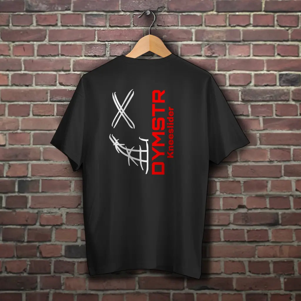 Schwarzes Obersize T-Shirt für Motorradfahrer mit weißem Firmenlogo „DYMSTR / DymoStar“ auf der Vorderseite und dem „the Purge“ Nailface Logo in neon rot auf der Rückseite.