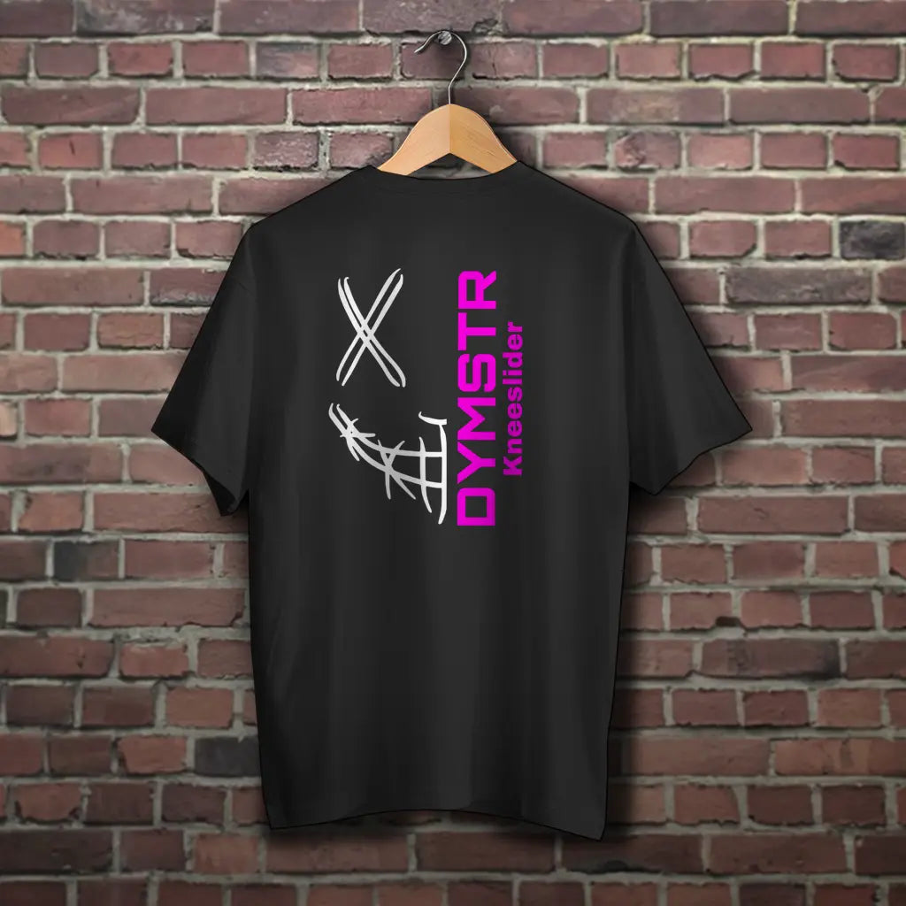 Schwarzes Obersize T-Shirt für Motorradfahrer mit weißem Firmenlogo „DYMSTR / DymoStar“ auf der Vorderseite und dem „the Purge“ Nailface Logo in neon pink auf der Rückseite.