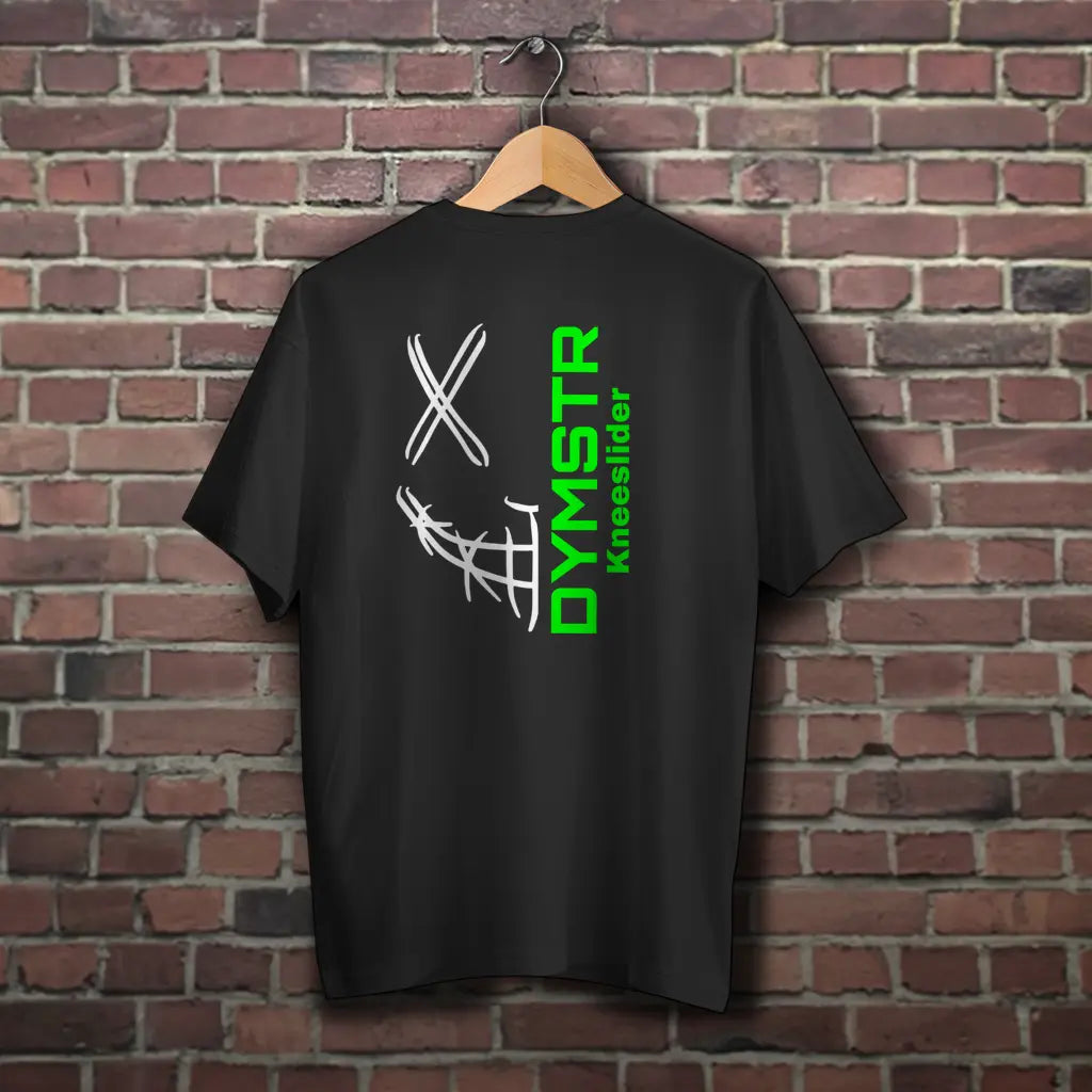 Schwarzes Obersize T-Shirt für Motorradfahrer mit weißem Firmenlogo „DYMSTR / DymoStar“ auf der Vorderseite und dem „the Purge“ Nailface Logo in neon grün auf der Rückseite.
