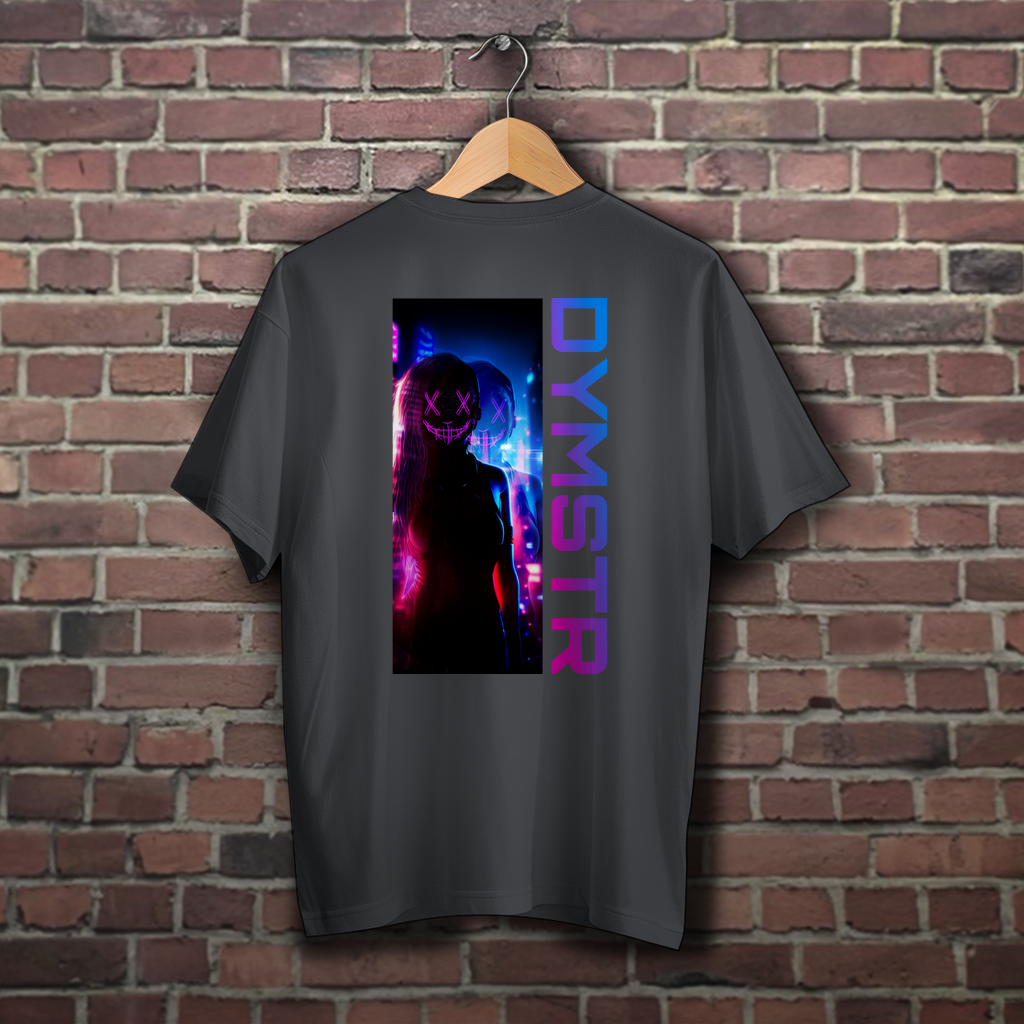 Graues Obersize T-Shirt für Motorradfahrer mit bunten Firmenlogo „DYMSTR / DymoStar“ auf der Vorderseite und dem „the Purge“ Nailface Logo in bunt auf der Rückseite.