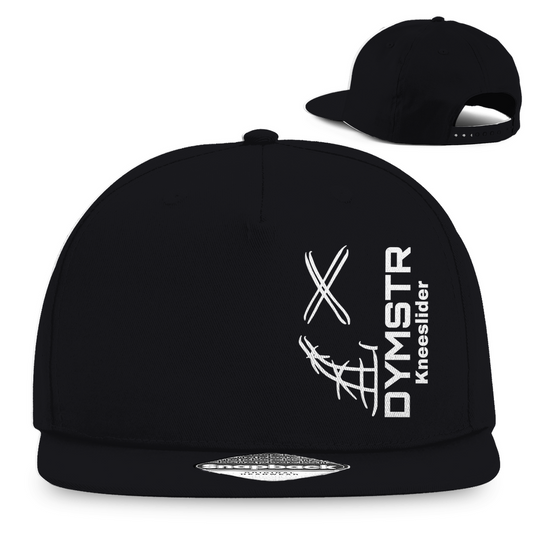 Schwarze DYMSTR SnapBack für Motorradfahrer mit weißem Firmenlogo „DYMSTR / DymoStar“ auf der Vorderseite.