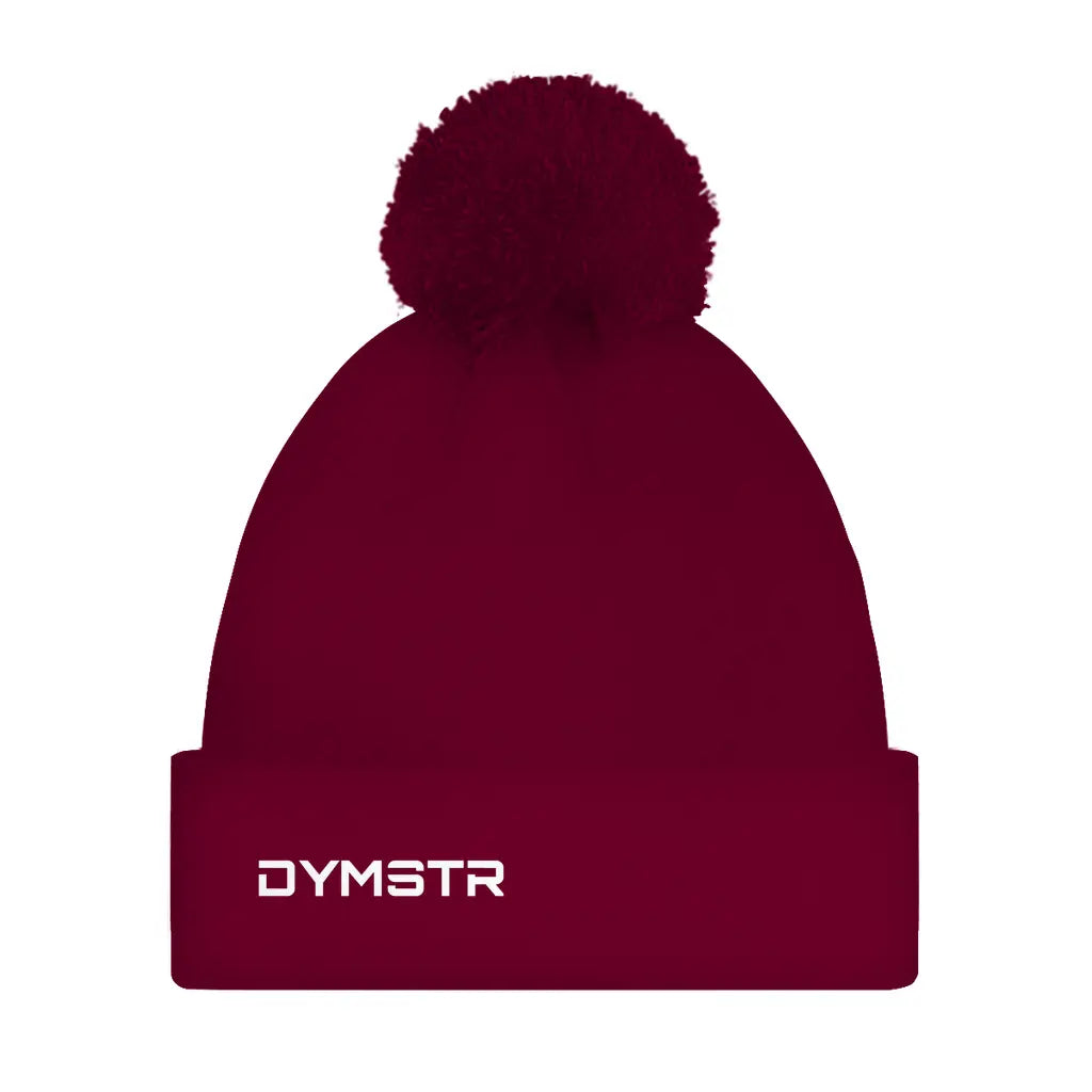Bommelmütze in rot und einem DYMSTR Knieschleifer Logo auf der Vorderseite