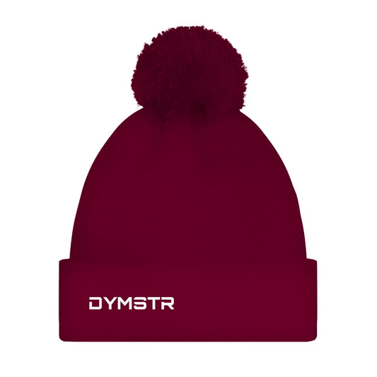 Bommelmütze in rot und einem DYMSTR Knieschleifer Logo auf der Vorderseite