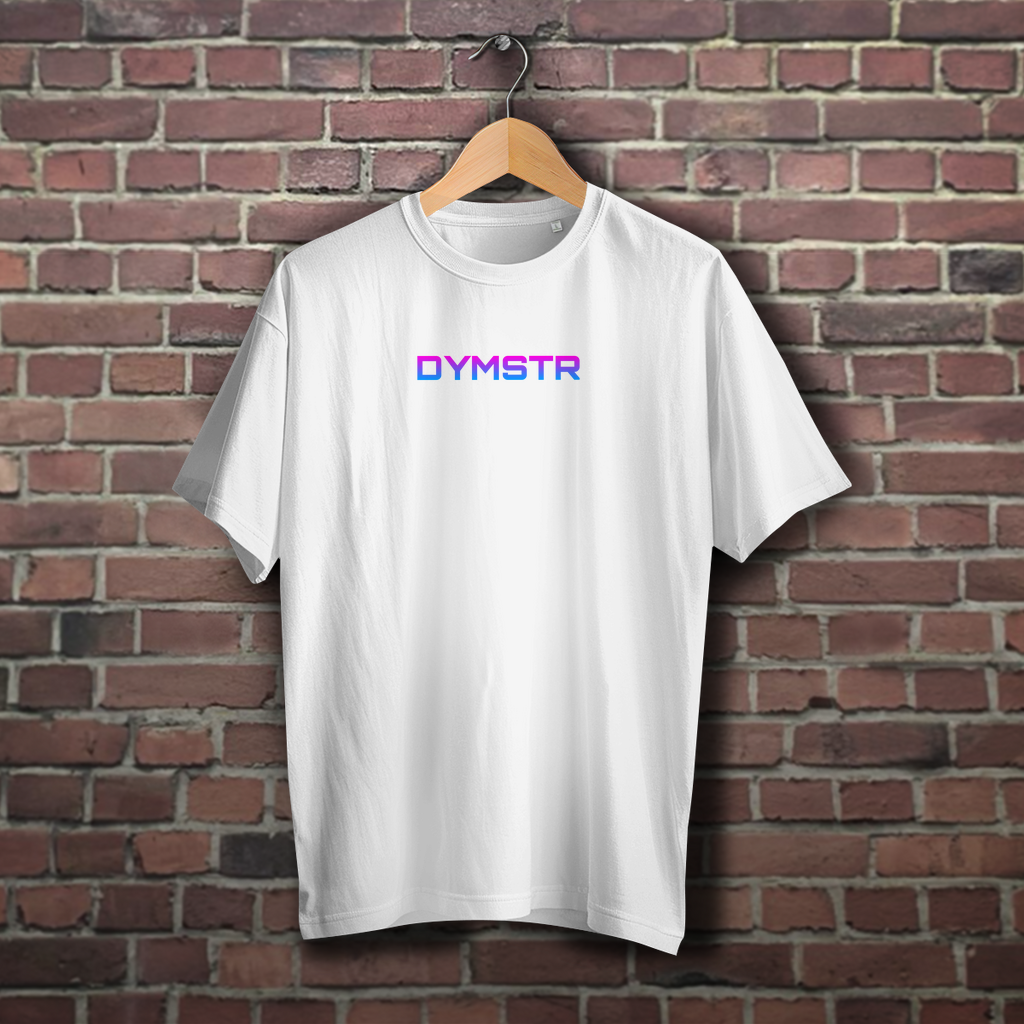 Weißes Obersize T-Shirt für Motorradfahrer mit bunten Firmenlogo „DYMSTR / DymoStar“ auf der Vorderseite und dem „the Purge“ Nailface Logo in bunt auf der Rückseite.