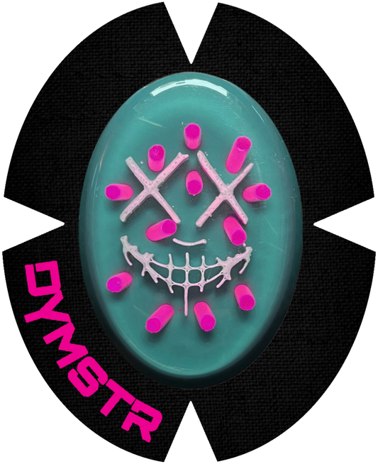 Türkiser Kunststoff Knieschleifer mit pinker DYMSTR Schrift auf dem Klett. Ein weißes Nail Face mit pinken Titan Stäben. Dieser Knieschleifer macht Sparky Funken beim Schleifen auf der Straße. 