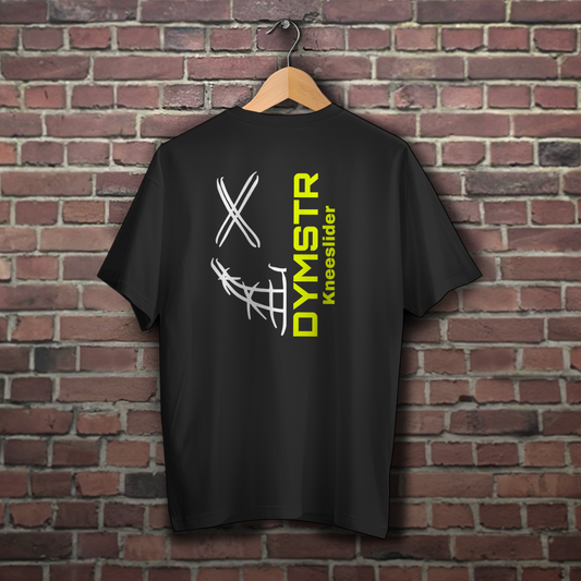 Schwarzes Obersize T-Shirt für Motorradfahrer mit weißem Firmenlogo „DYMSTR / DymoStar“ auf der Vorderseite und dem „the Purge“ Nailface Logo in neon gelb auf der Rückseite.
