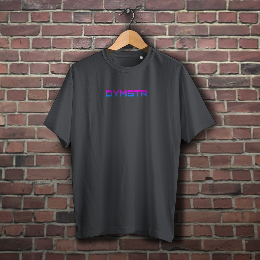 Graues Obersize T-Shirt für Motorradfahrer mit bunten Firmenlogo „DYMSTR / DymoStar“ auf der Vorderseite und dem „the Purge“ Nailface Logo in bunt auf der Rückseite.