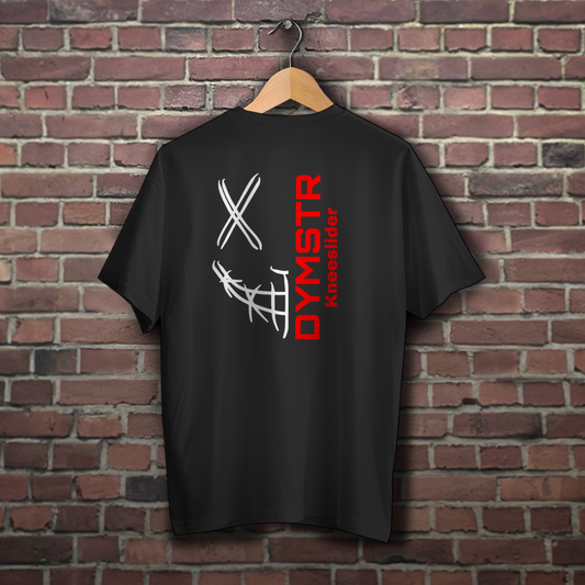 Schwarzes Obersize T-Shirt für Motorradfahrer mit weißem Firmenlogo „DYMSTR / DymoStar“ auf der Vorderseite und dem „the Purge“ Nailface Logo in neon rot auf der Rückseite.