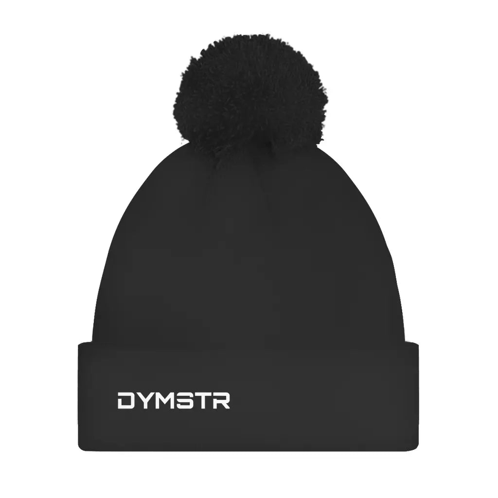 Bommelmütze in schwarz und einem DYMSTR Knieschleifer Logo auf der Vorderseite