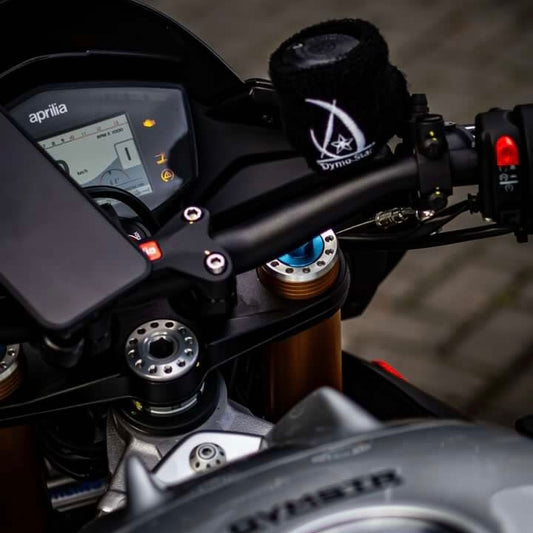 DymoStar Schweißarmband in schwarz/weiß auf dem Bremsflüssigkeit Behälter am Motorrad