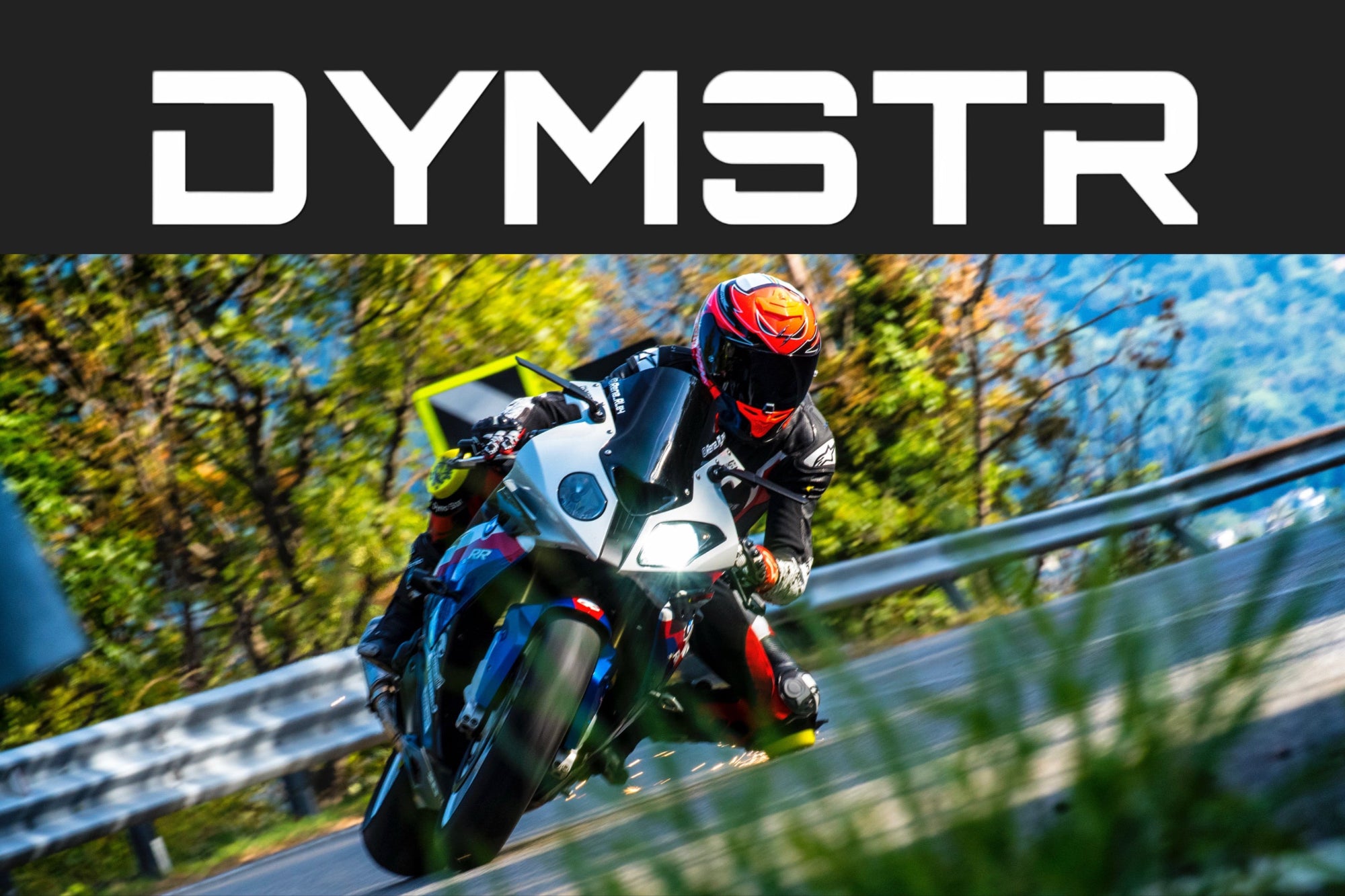 Motorradfahrer auf einer BMW S1000RR mit Titan Knieschleifer von DymoStar