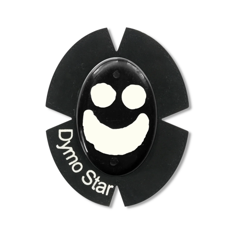 Schwarzer Kunststoff Knieschleifer mit Titan und einem weißen Smiley Gesicht. Das runde Klettpad besteht aus schwarzem Wildleder und einem weißen Schriftzug DymoStar