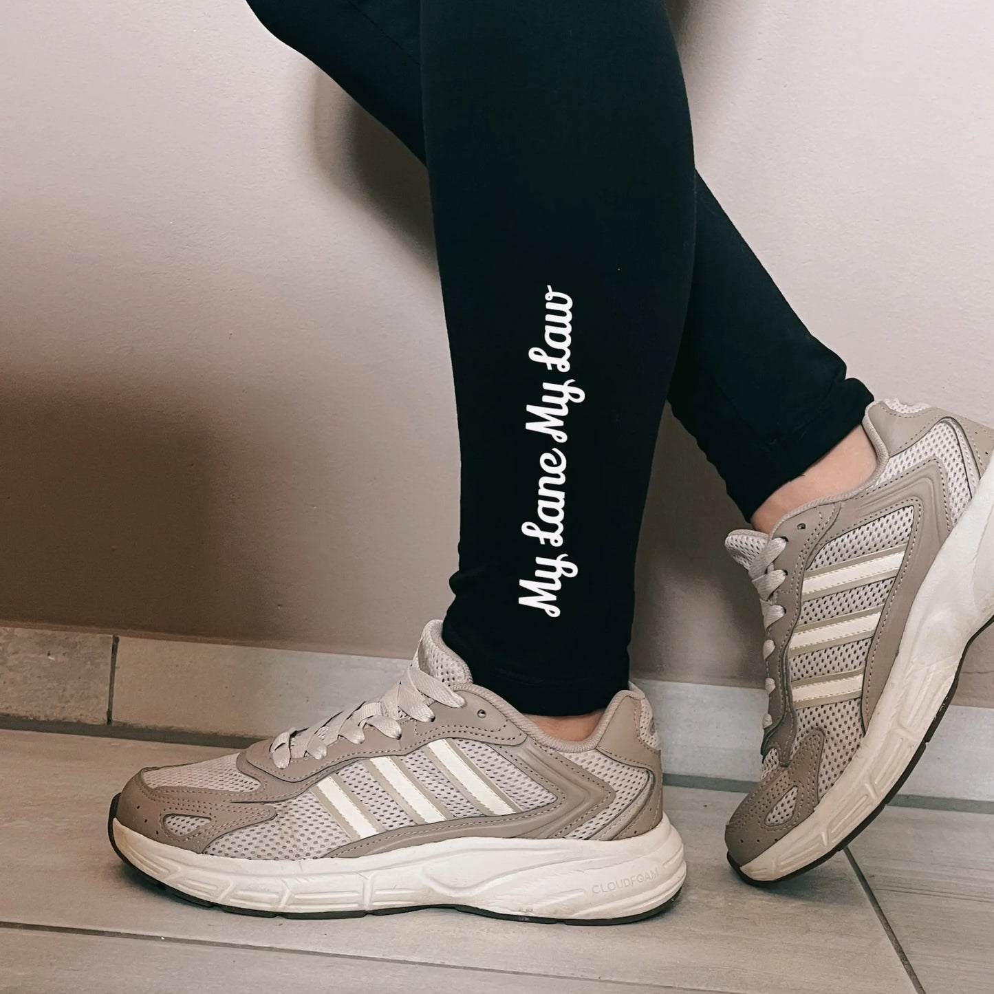 Schwarze Damen Leggins mit weißem Logo Marke DymoStar DYMSTR „My Lane My Law“