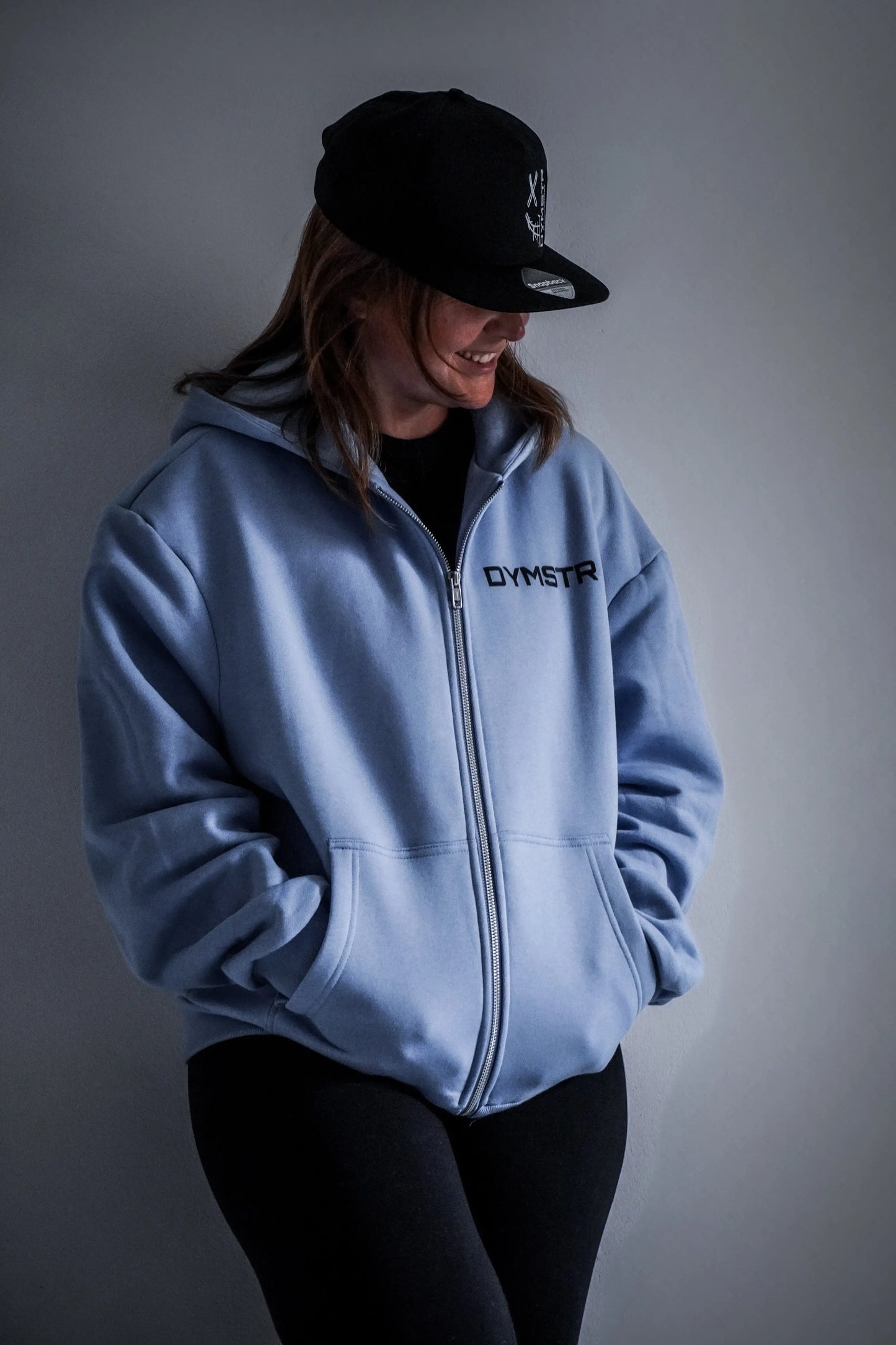 Hellblauer Oversized Zipper Hoodie für Motorradfahrer Knieschleifer mit Reißverschluss. Vorne „DYMSTR“ Aufdruck und hinten großes „MY LANE MY LAW“ Backprint. 