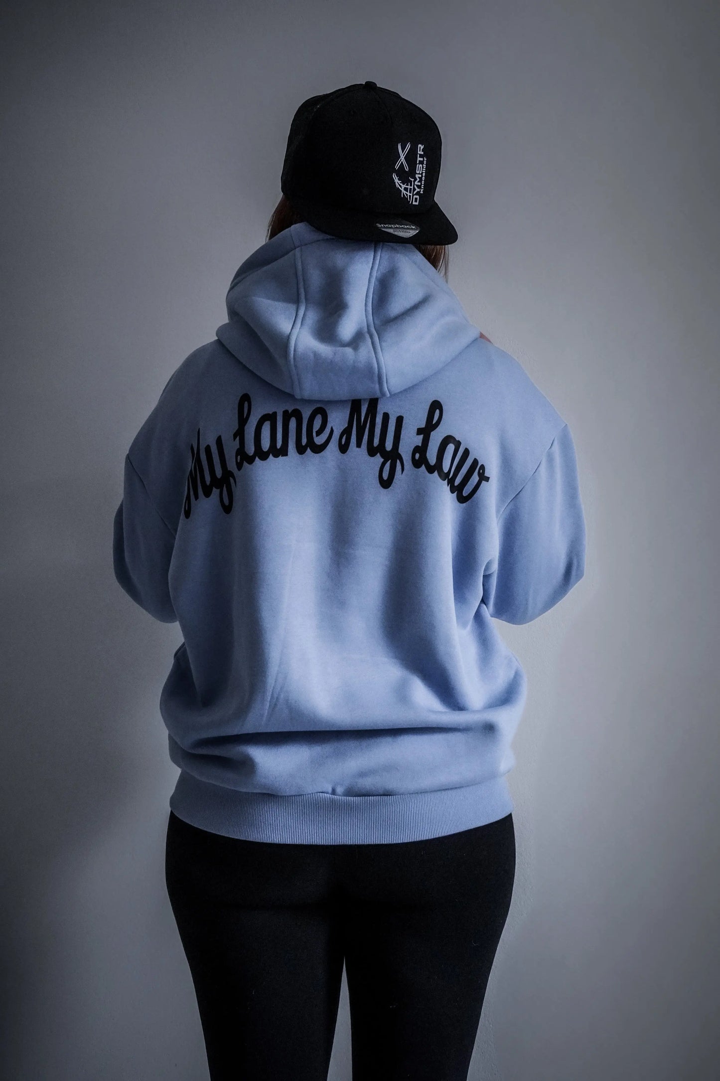 Hellblauer Oversized Zipper Hoodie für Motorradfahrer Knieschleifer mit Reißverschluss. Vorne „DYMSTR“ Aufdruck und hinten großes „MY LANE MY LAW“ Backprint. 