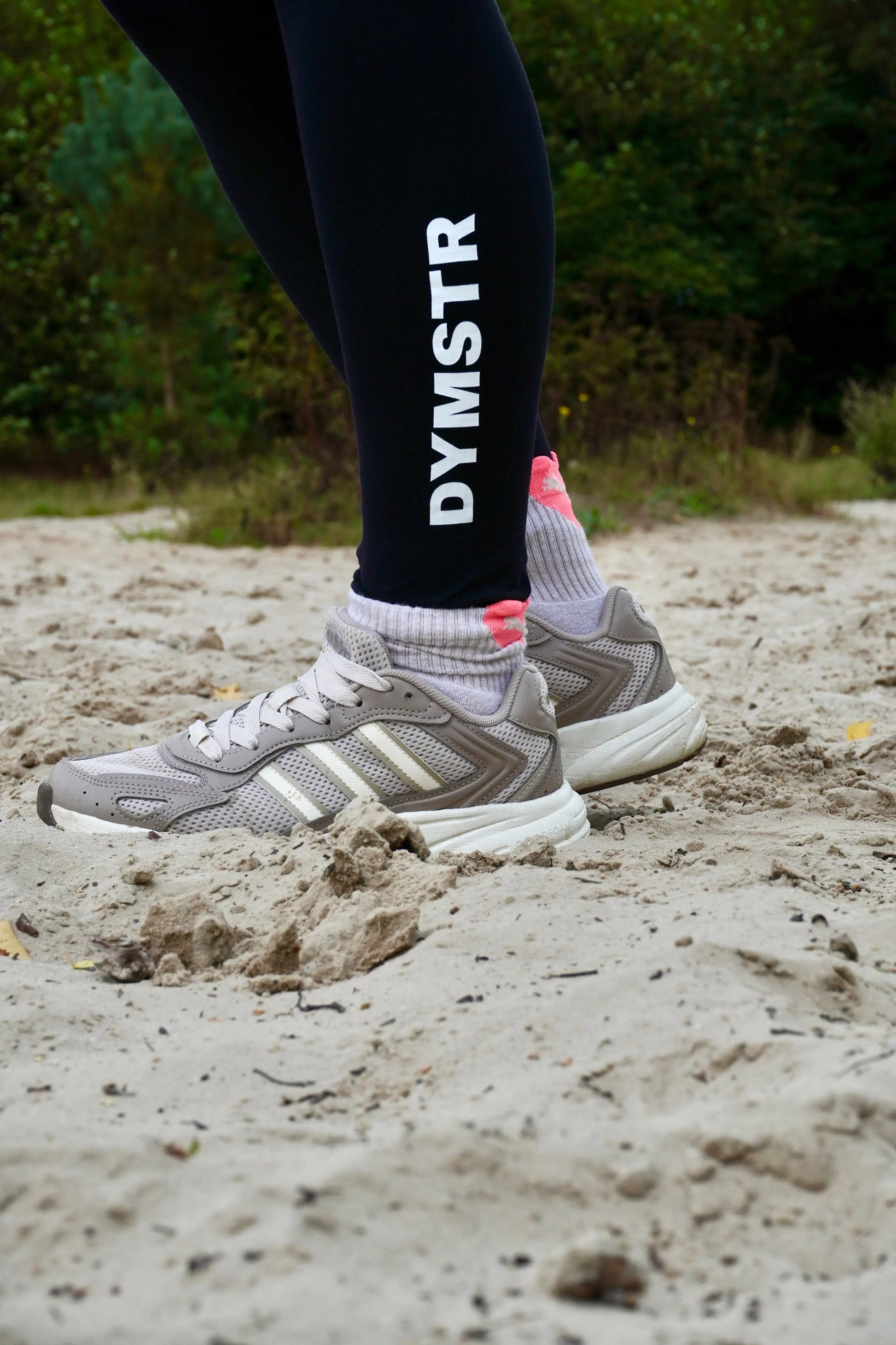 Schwarze Damen Leggins mit weißem Logo Marke DymoStar DYMSTR
