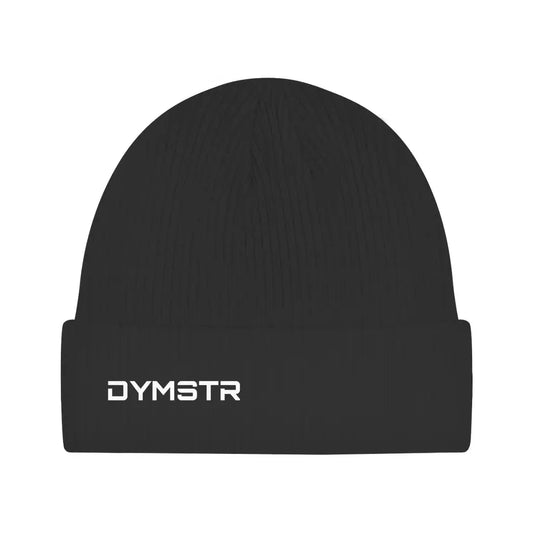 Beaniemütze in schwarz und einem DYMSTR Knieschleifer Logo auf der Vorderseite