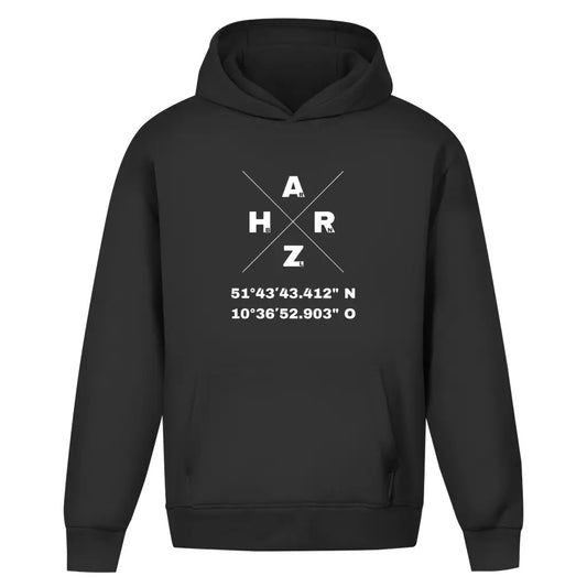 Schwarzer Oversize Hoodie ohne Kordel mit den Koordinaten des Memory Hotels in Braunlage im Harz. 