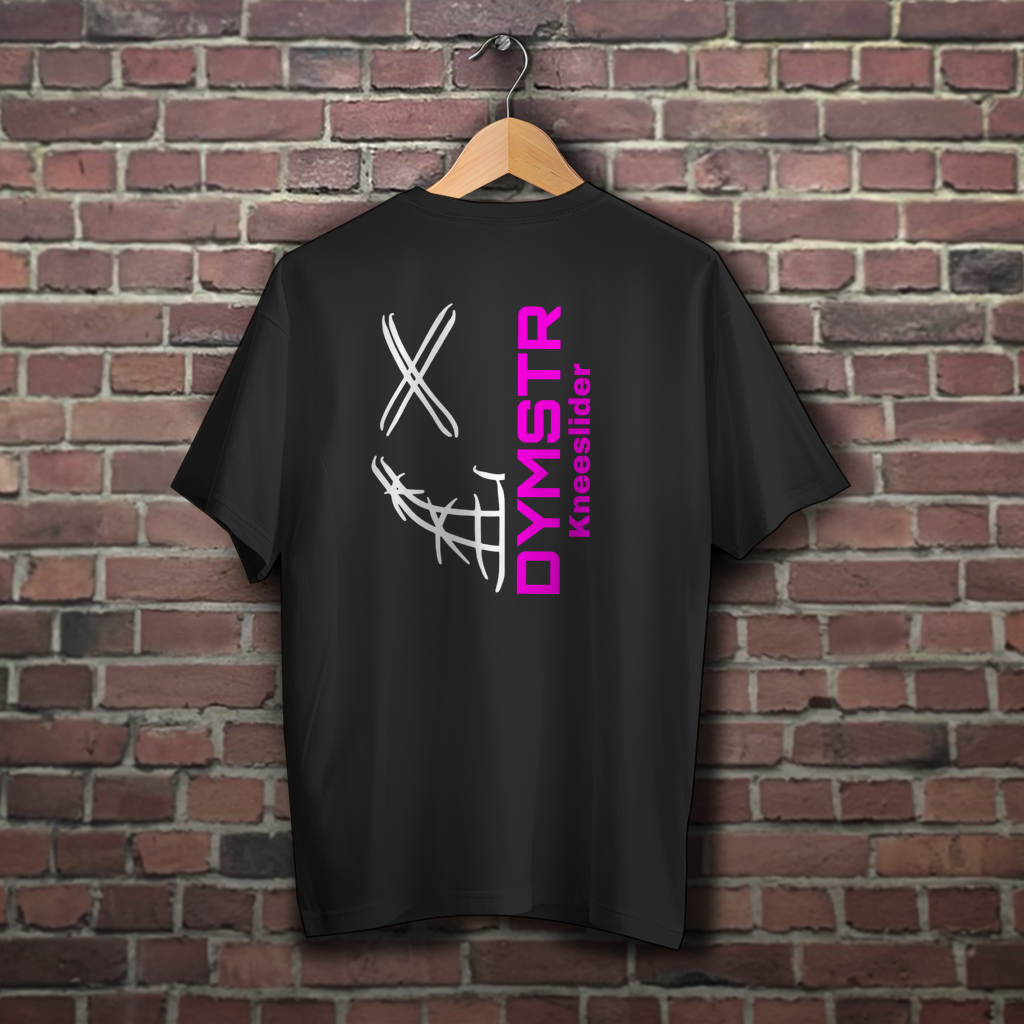 Schwarzes Obersize T-Shirt für Motorradfahrer mit weißem Firmenlogo „DYMSTR / DymoStar“ auf der Vorderseite und dem „the Purge“ Nailface Logo in neon pink auf der Rückseite.