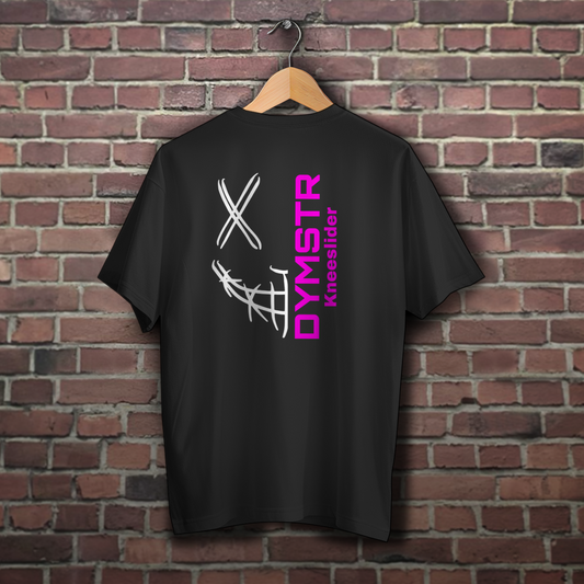 Schwarzes Obersize T-Shirt für Motorradfahrer mit weißem Firmenlogo „DYMSTR / DymoStar“ auf der Vorderseite und dem „the Purge“ Nailface Logo in neon pink auf der Rückseite.