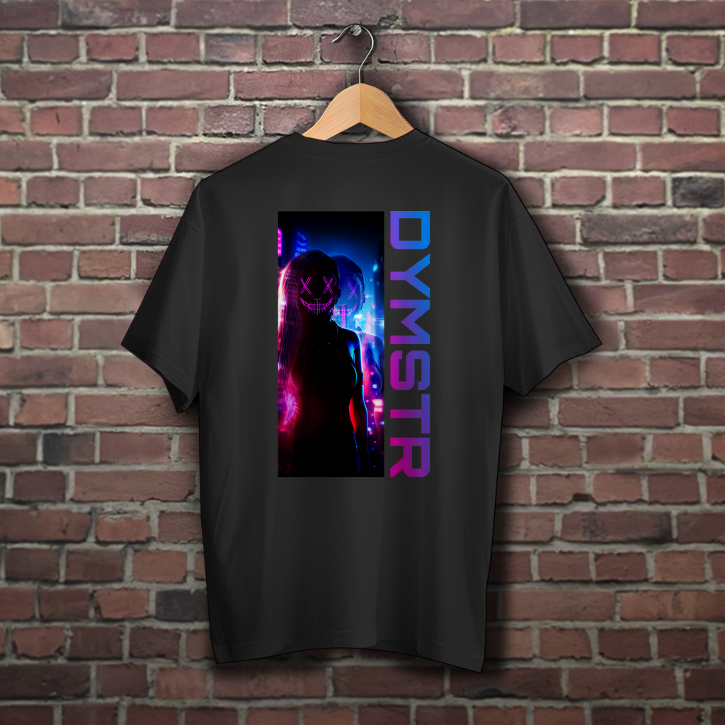 Schwarzes Obersize T-Shirt für Motorradfahrer mit bunten Firmenlogo „DYMSTR / DymoStar“ auf der Vorderseite und dem „the Purge“ Nailface Logo in bunt auf der Rückseite.