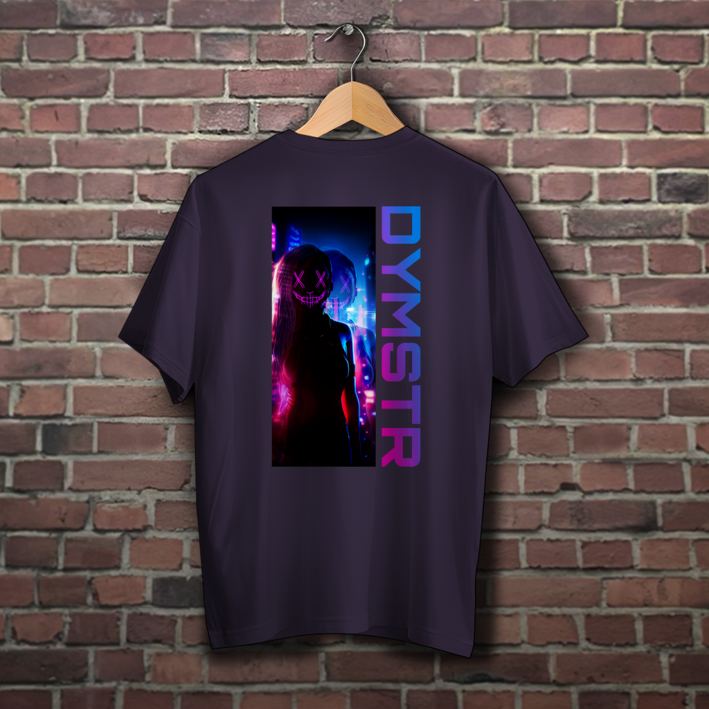 Violettes Obersize T-Shirt für Motorradfahrer mit bunten Firmenlogo „DYMSTR / DymoStar“ auf der Vorderseite und dem „the Purge“ Nailface Logo in bunt auf der Rückseite.