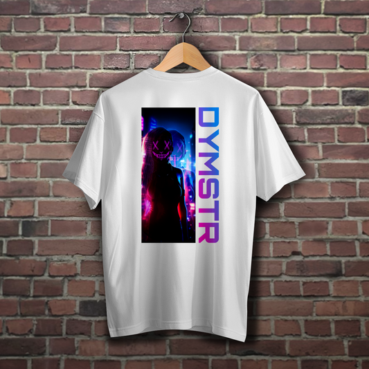 Weißes Obersize T-Shirt für Motorradfahrer mit bunten Firmenlogo „DYMSTR / DymoStar“ auf der Vorderseite und dem „the Purge“ Nailface Logo in bunt auf der Rückseite.