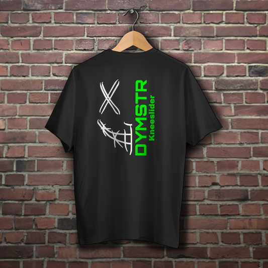 Schwarzes Obersize T-Shirt für Motorradfahrer mit weißem Firmenlogo „DYMSTR / DymoStar“ auf der Vorderseite und dem „the Purge“ Nailface Logo in neon grün auf der Rückseite.